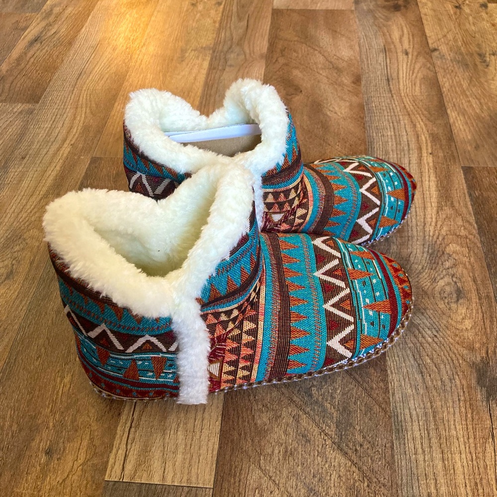 NWOT Women’s slippers